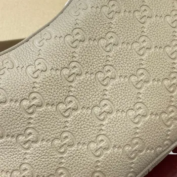 Gucci 820453 GG Emblem Střední kabelka přes rameno Meruňková