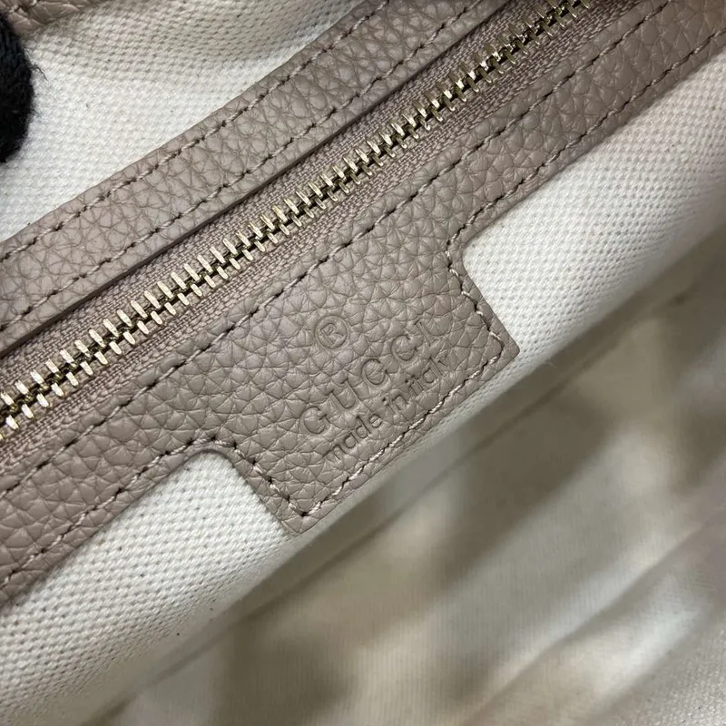 Gucci 820453 GG Emblem Střední kabelka přes rameno Meruňková