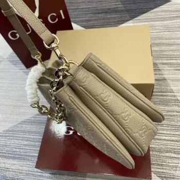 Gucci 815263 GG Emblem Malá Kapsička na Rameno Meruňková