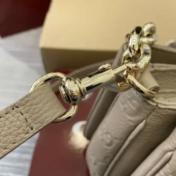 Gucci 815263 GG Emblem Malá Kapsička na Rameno Meruňková