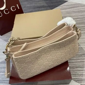 Gucci 815263 GG Emblem Malá Ramenní Taška Béžová
