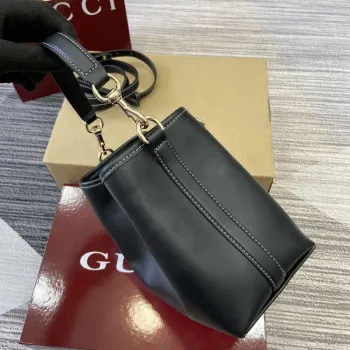 Gucci 815118 GG Emblem Mini Bucket Bag Černá hladká kůže