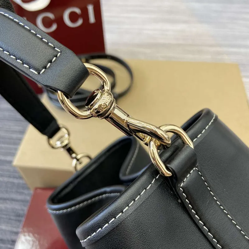 Gucci 815118 GG Emblem Mini Bucket Bag Černá hladká kůže