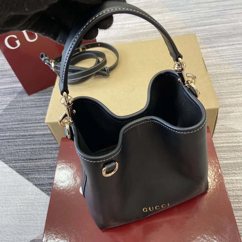Gucci 815118 GG Emblem Mini Bucket Bag Černá hladká kůže