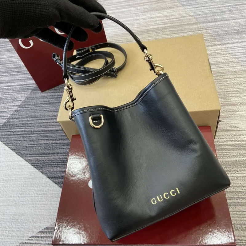 Gucci 815118 GG Emblem Mini Bucket Bag Černá hladká kůže