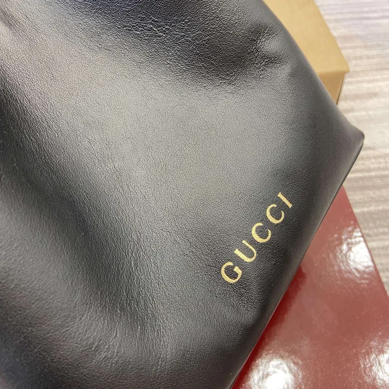 Gucci 815118 GG Emblem Mini Bucket Bag Černá hladká kůže