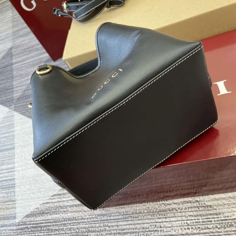 Gucci 815118 GG Emblem Mini Bucket Bag Černá hladká kůže