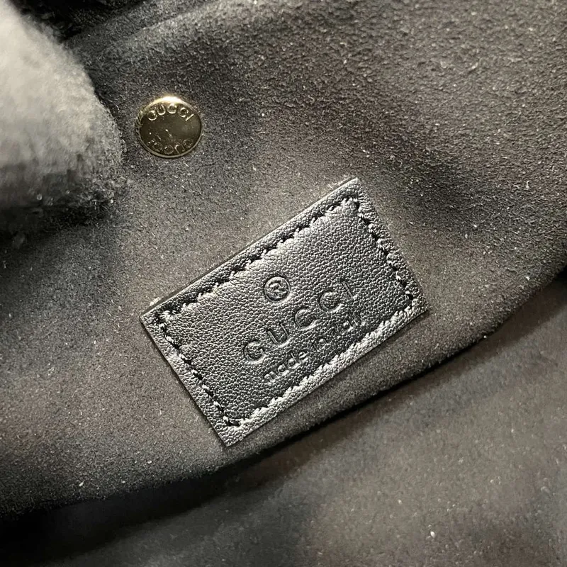 Gucci 815118 GG Emblem Mini Bucket Bag Černá hladká kůže