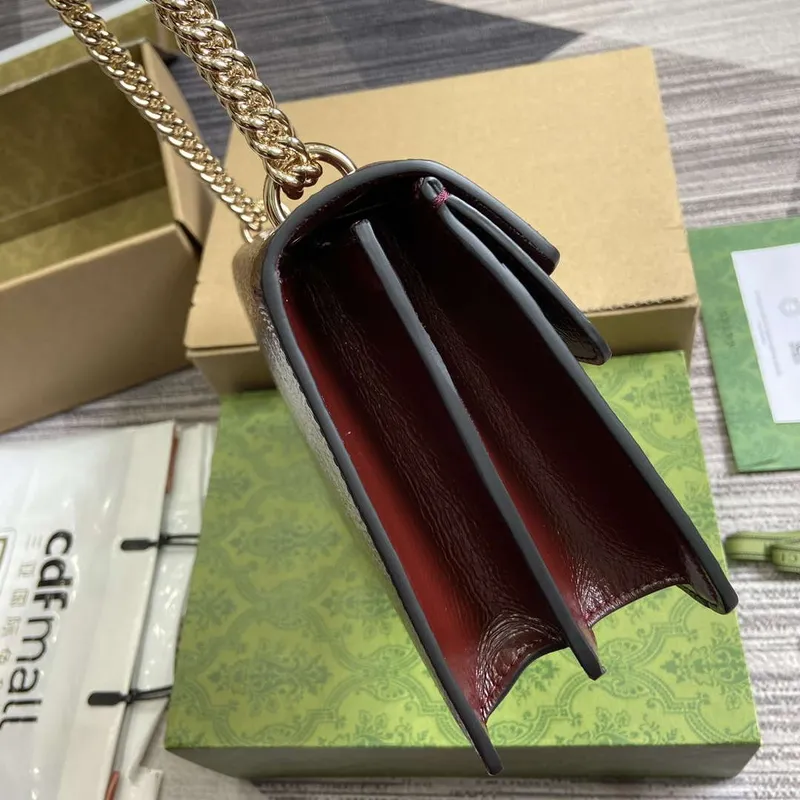 Gucci 795005 GG Dionysus malá kabelka přes rameno vínově červená lakovaná kůže s logem