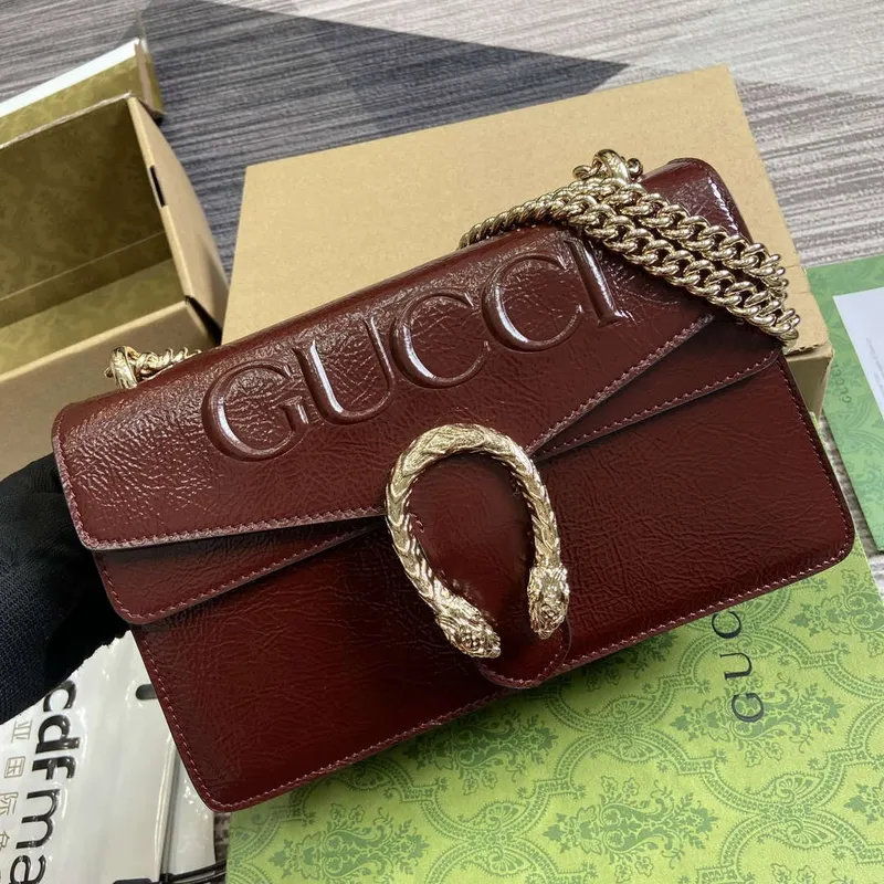 Gucci 795005 GG Dionysus malá kabelka přes rameno vínově červená lakovaná kůže s logem