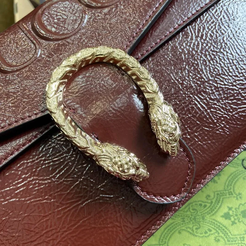 Gucci 795005 GG Dionysus malá kabelka přes rameno vínově červená lakovaná kůže s logem