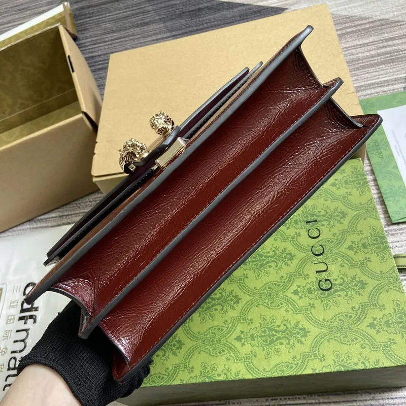 Gucci 795005 GG Dionysus malá kabelka přes rameno vínově červená lakovaná kůže s logem