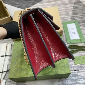 Gucci 795005 GG Dionysus malá kabelka přes rameno vínově červená lakovaná kůže