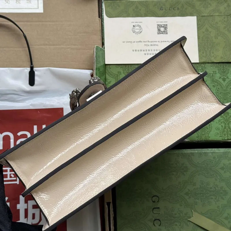 Gucci 795005 GG Dionysus malá kabelka přes rameno Světle šedá lakovaná kůže