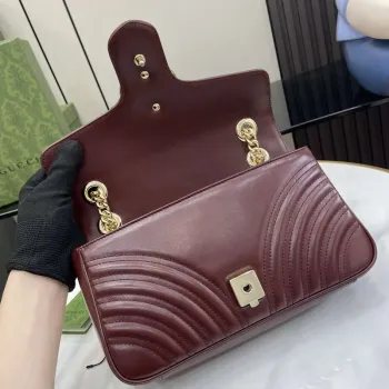 Gucci 443497 GG Marmont Matelassé ramenní taška tmavě červená