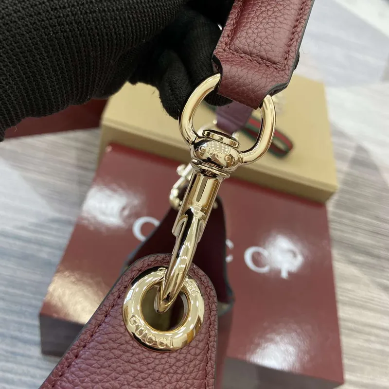 Gucci 815924 Gucci B Střední Kabelka přes rameno Vínově červená