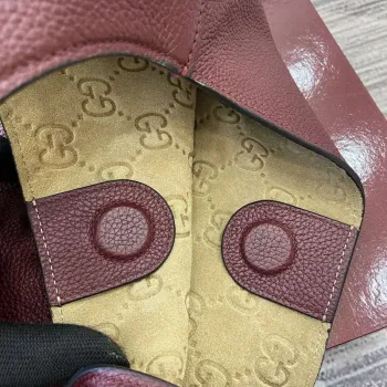 Gucci 815924 Gucci B Střední Kabelka přes rameno Vínově červená