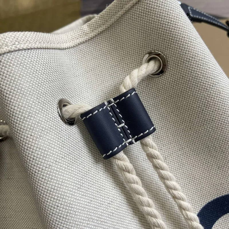 Gucci 772856 Kabelka přes rameno s potiskem Gucci černé kožené detaily