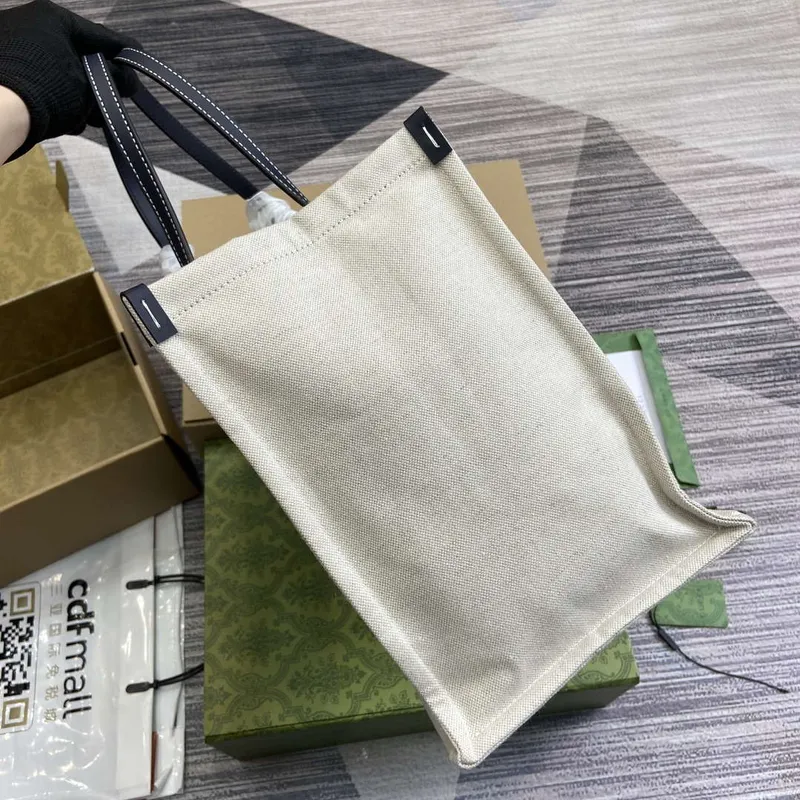 Gucci 772176 Střední taška přes rameno s potiskem Gucci černé kožené detaily