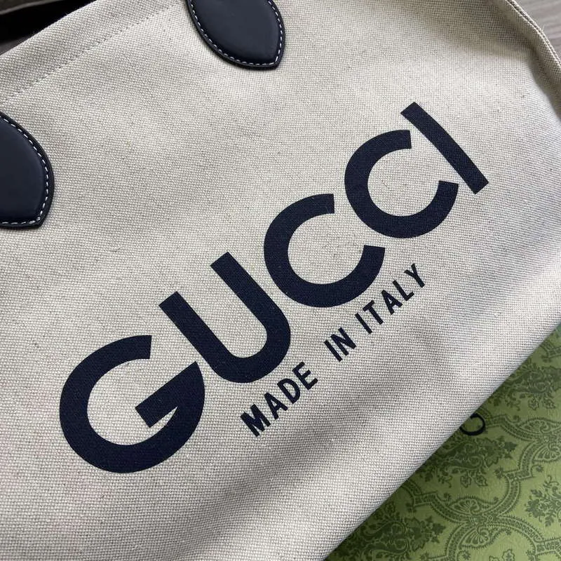 Gucci 772176 Střední taška přes rameno s potiskem Gucci černé kožené detaily