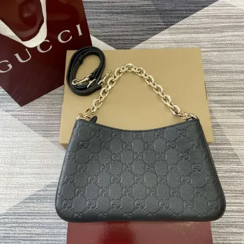 Gucci 815263 GG Emblem Malá Ramenní Taška Černá