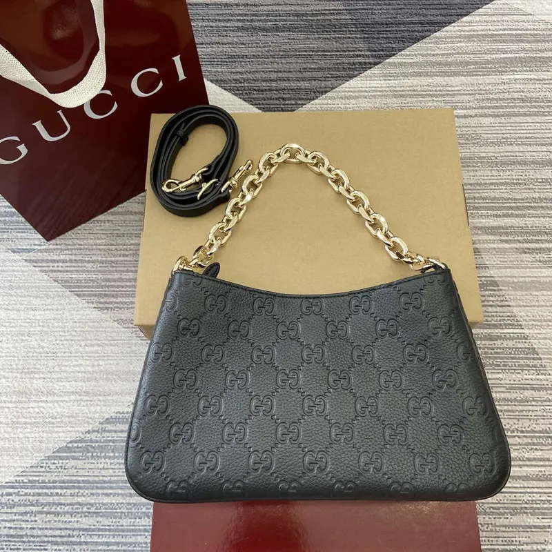 Gucci 815263 GG Emblem Malá Ramenní Taška Černá