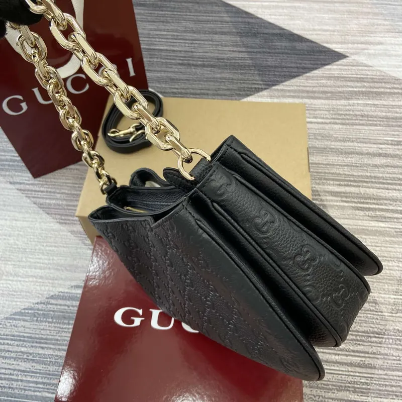 Gucci 815263 GG Emblem Malá Ramenní Taška Černá