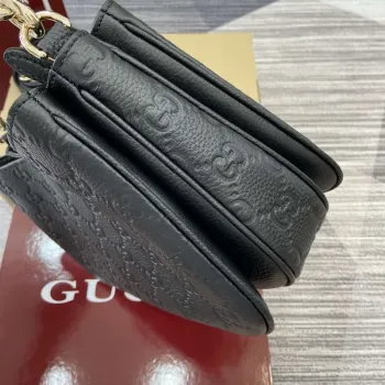Gucci 815263 GG Emblem Malá Ramenní Taška Černá
