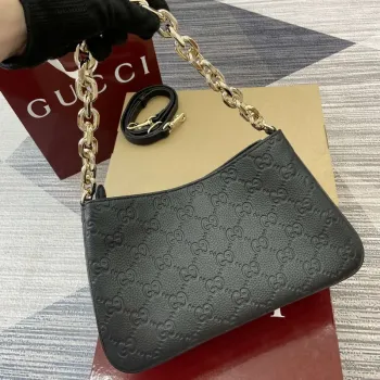 Gucci 815263 GG Emblem Malá Ramenní Taška Černá