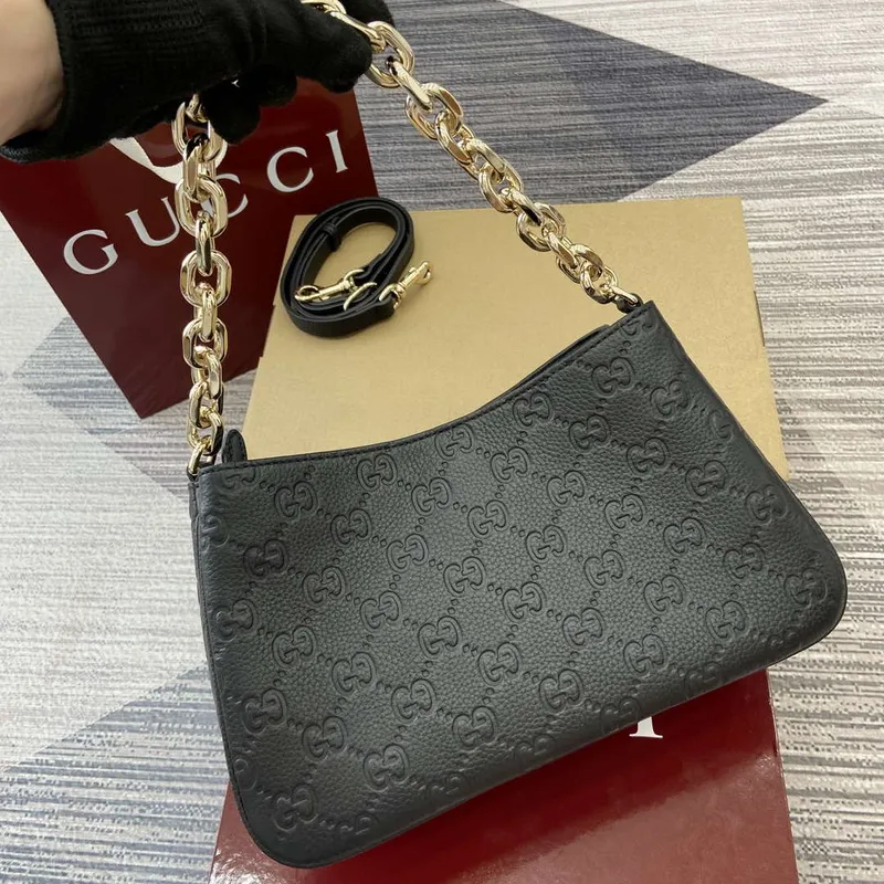 Gucci 815263 GG Emblem Malá Ramenní Taška Černá