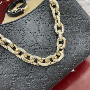 Gucci 815263 GG Emblem Malá Ramenní Taška Černá