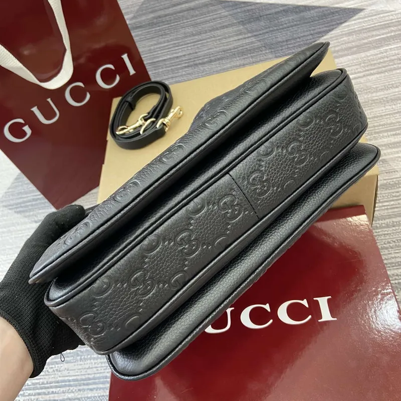 Gucci 815263 GG Emblem Malá Ramenní Taška Černá