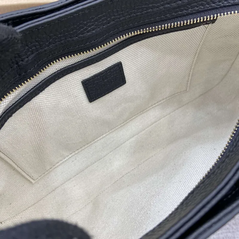 Gucci 815263 GG Emblem Malá Ramenní Taška Černá