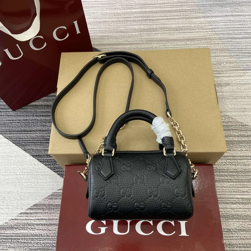 Gucci 815256 GG Emblem Super Mini Taška s Horním Držadlem Černá