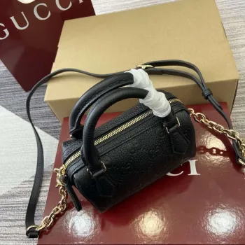Gucci 815256 GG Emblem Super Mini Taška s Horním Držadlem Černá