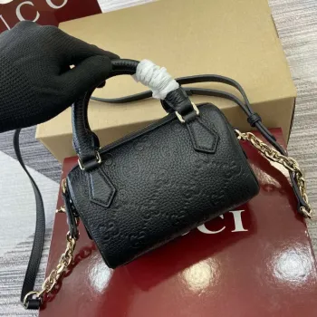 Gucci 815256 GG Emblem Super Mini Taška s Horním Držadlem Černá
