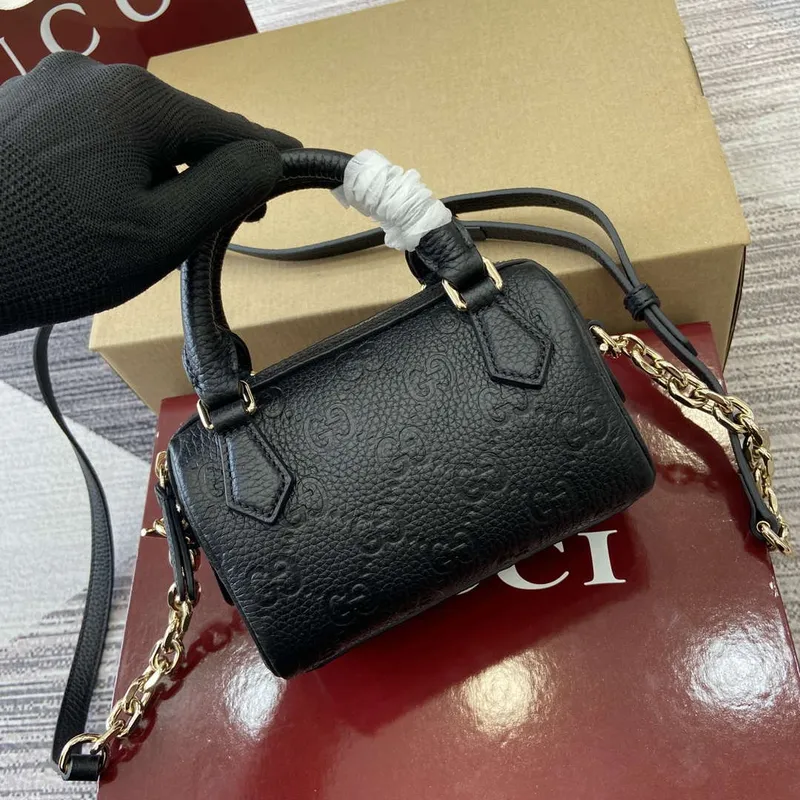 Gucci 815256 GG Emblem Super Mini Taška s Horním Držadlem Černá