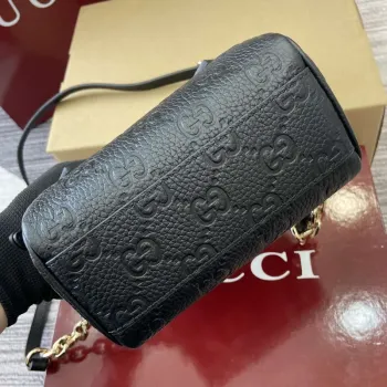 Gucci 815256 GG Emblem Super Mini Taška s Horním Držadlem Černá
