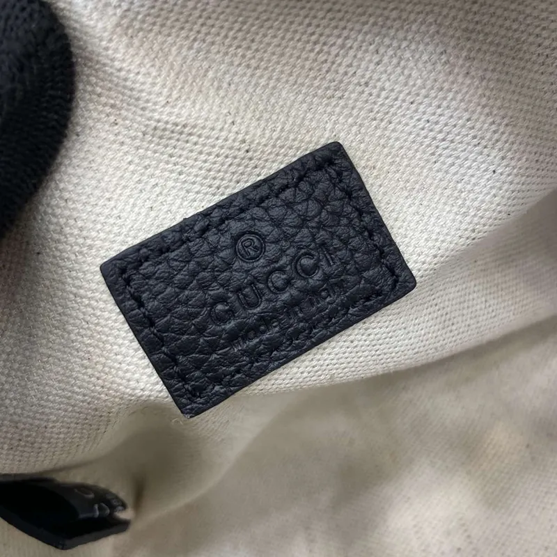 Gucci 815256 GG Emblem Super Mini Taška s Horním Držadlem Černá