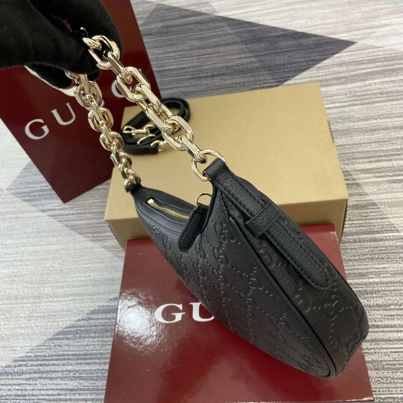 Gucci 815409 GG Emblem Malá Ramenní Taška Černá