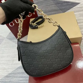 Gucci 815409 GG Emblem Malá Ramenní Taška Černá