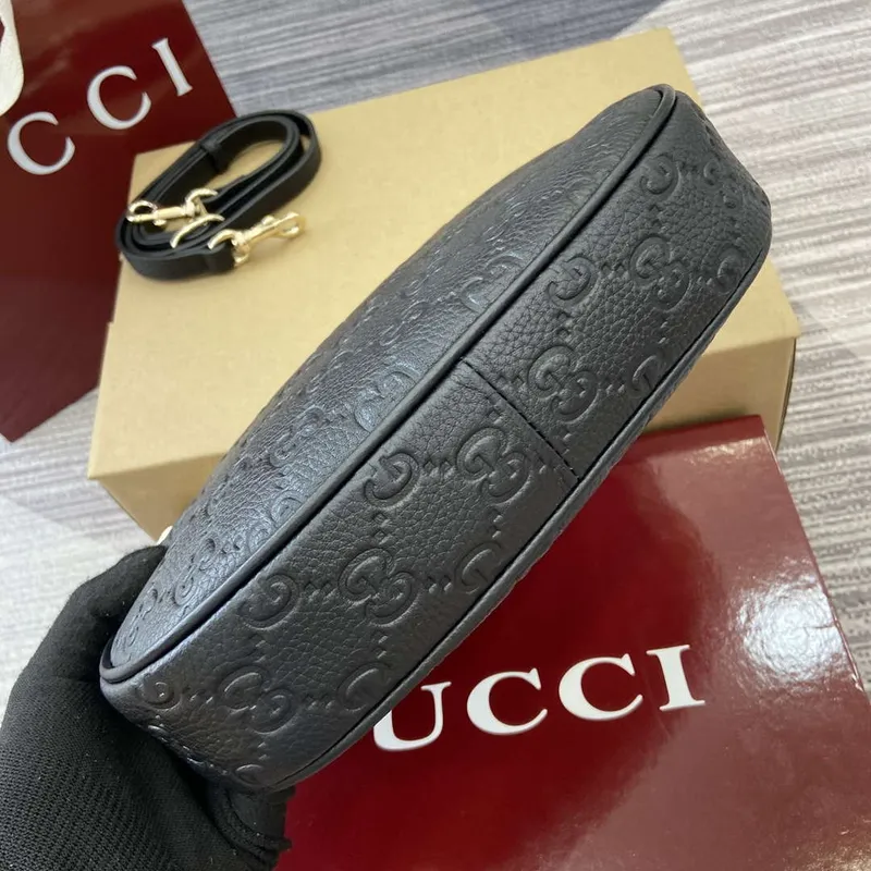 Gucci 815409 GG Emblem Malá Ramenní Taška Černá