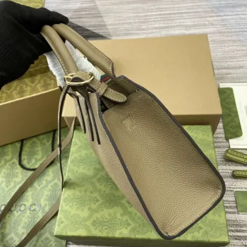 Gucci 795349 Malá taška přes rameno s uzávěrem na háček béžová