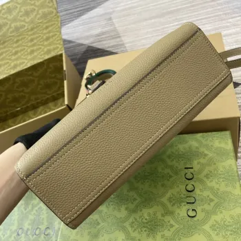 Gucci 795349 Malá taška přes rameno s uzávěrem na háček béžová