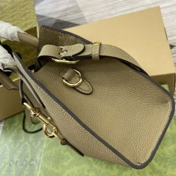 Gucci 795349 Malá taška přes rameno s uzávěrem na háček béžová