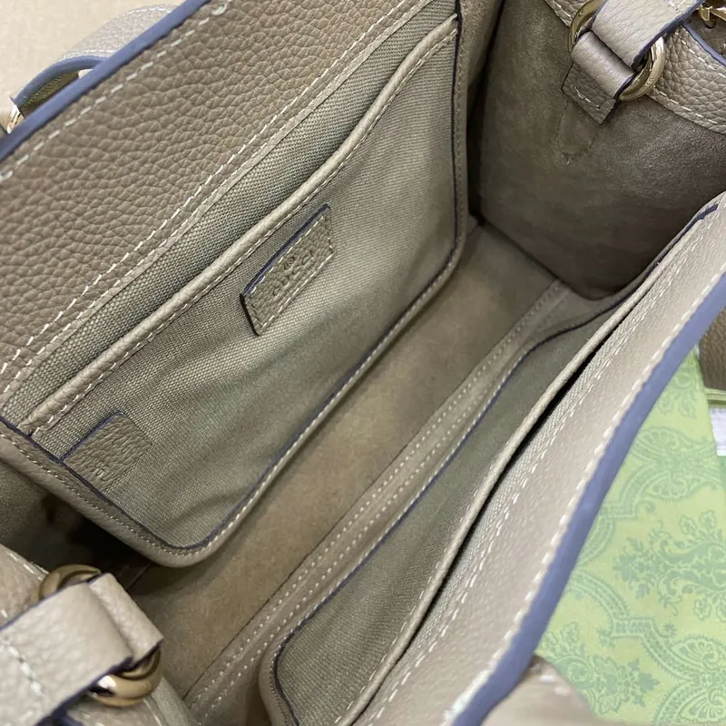 Gucci 795349 Malá taška přes rameno s uzávěrem na háček béžová