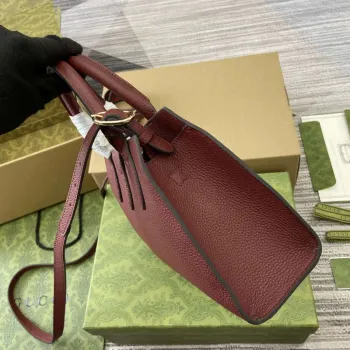 Gucci 795349 Malá taška přes rameno s háčkovým uzávěrem vínově červená