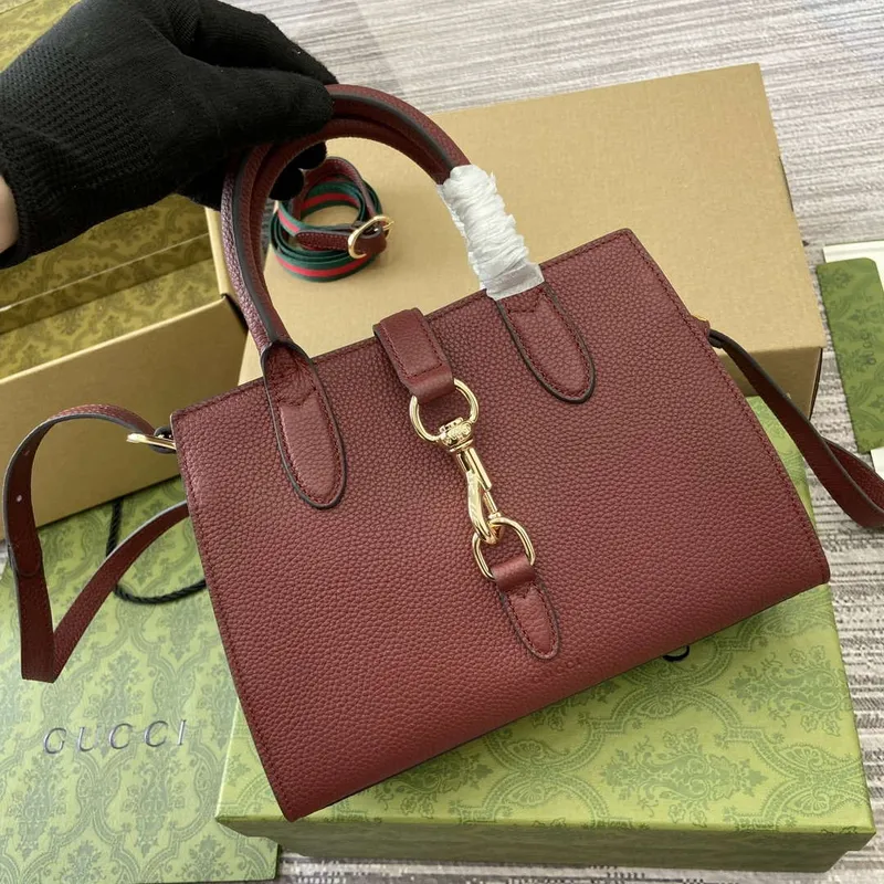 Gucci 795349 Malá taška přes rameno s háčkovým uzávěrem vínově červená