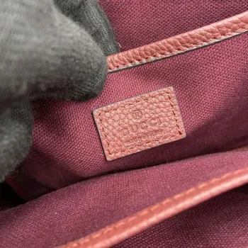 Gucci 795349 Malá taška přes rameno s háčkovým uzávěrem vínově červená