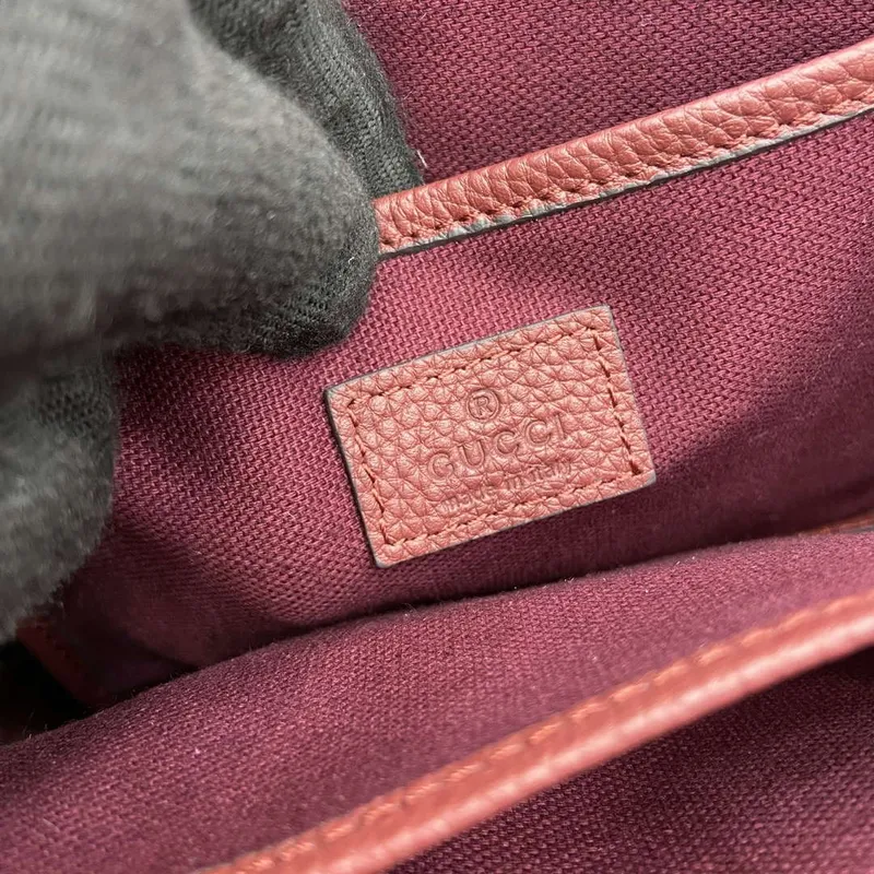 Gucci 795349 Malá taška přes rameno s háčkovým uzávěrem vínově červená